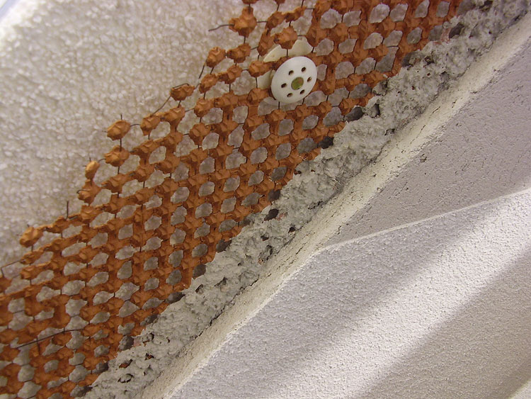 stauss pletivo - detail ukotvení na zateplené stěně